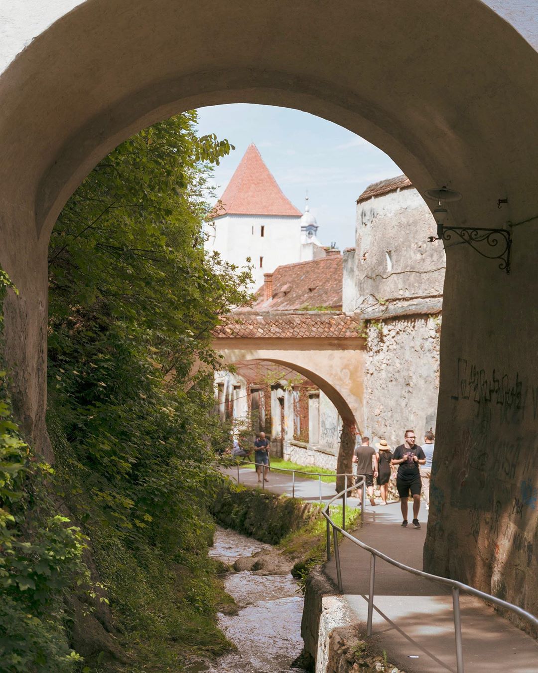strada dupa ziduri