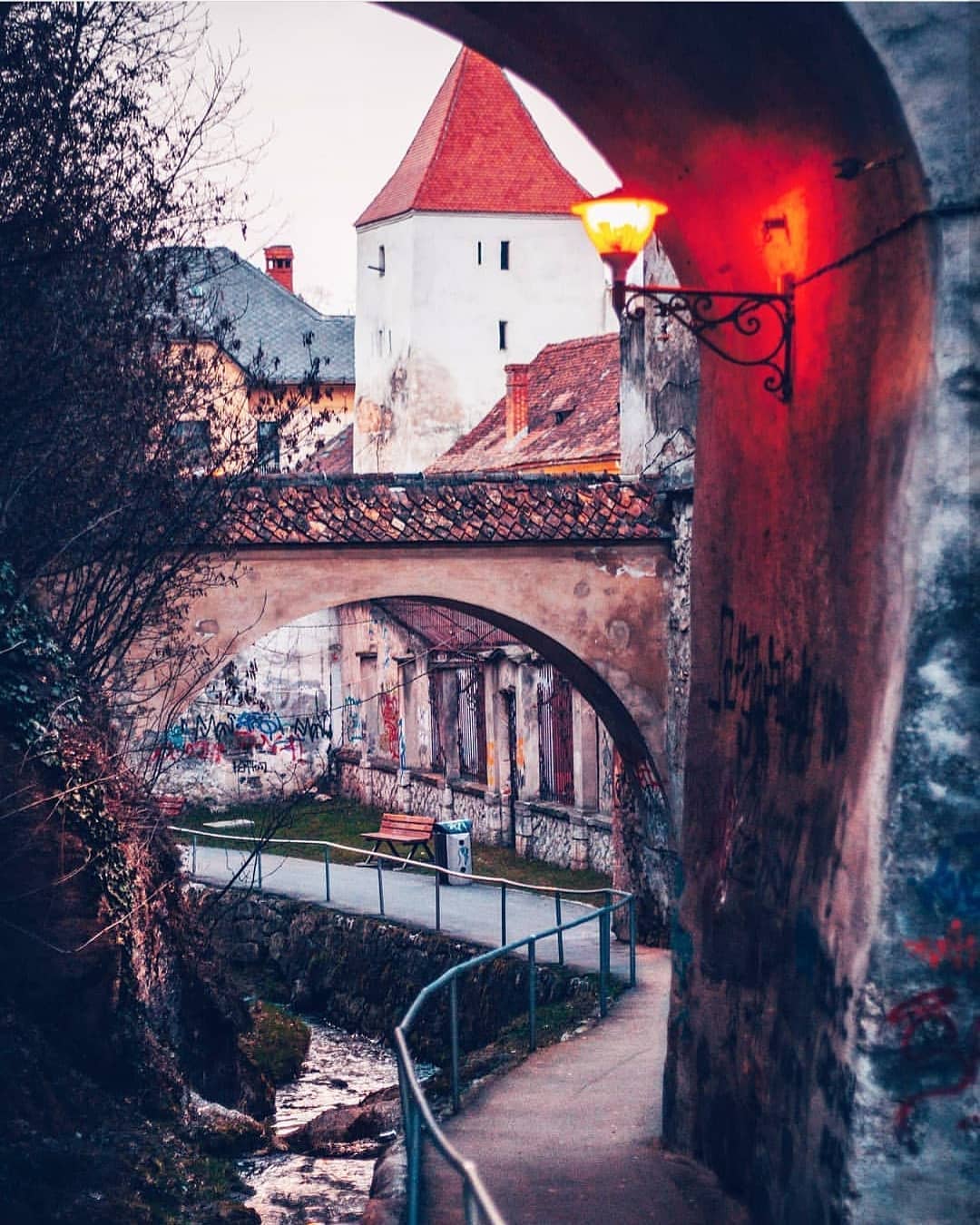 Strada dupa ziduri